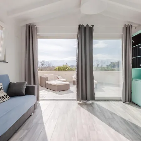 Comfortable Terrace - Apartman